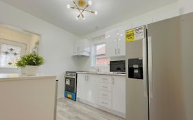 2B With Parking, 10Km To Toronto Downtown